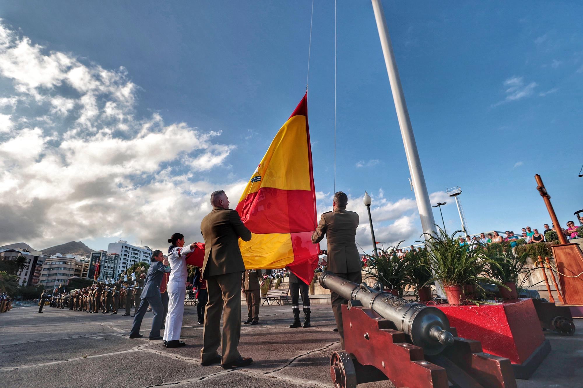 Arriado de la bandera nacional y exposición de material del Ejército