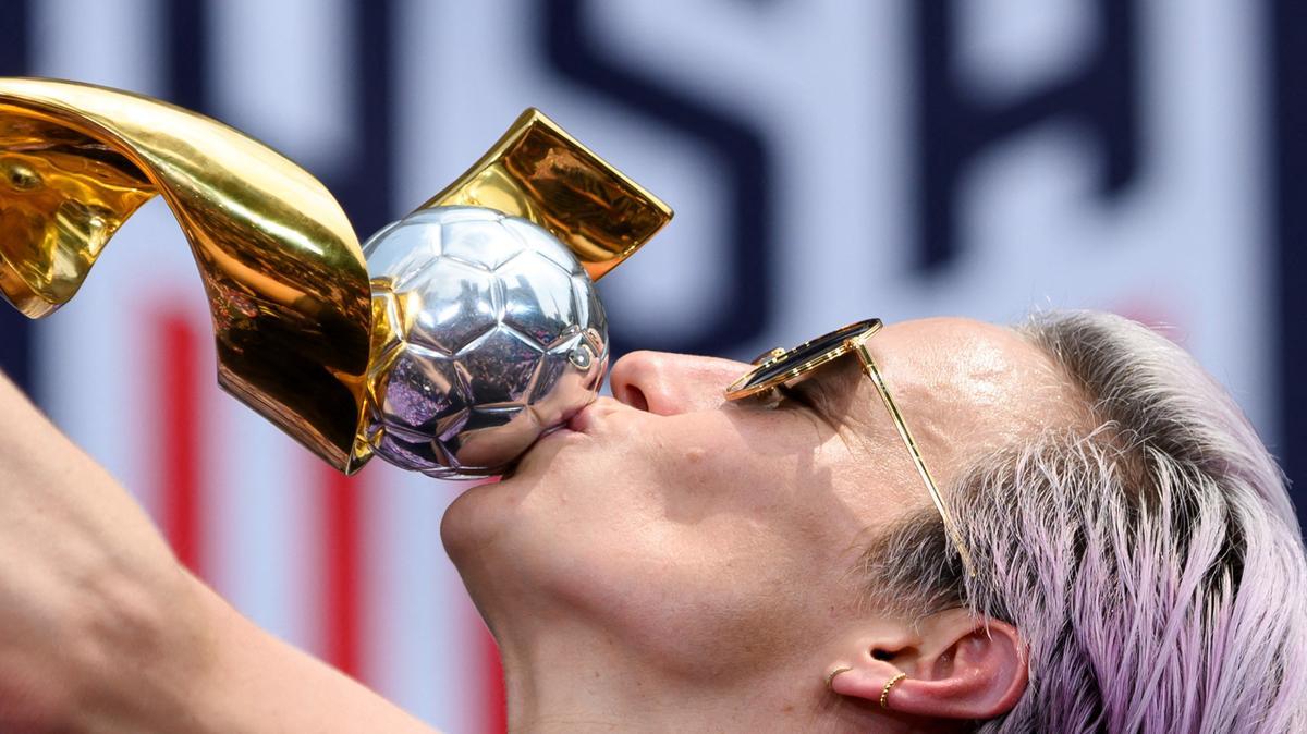 Megan Rapinoe besa el trofeo de mejor jugador del mundo en 2020.