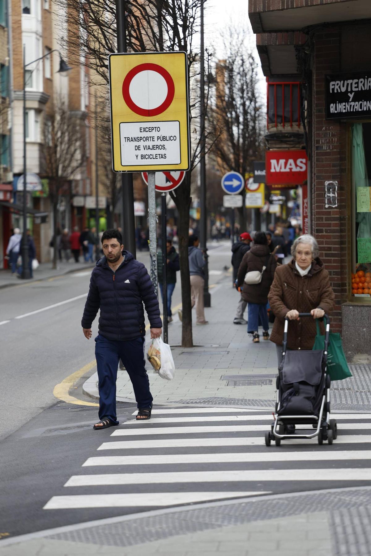 Vecinos de El Llano valoran la renovación de los pasos de peatones en la avenida Schulz, con luces y sombras: “Las obras no son un plato de gusto, pero una vez hechas, se nota la mejora”