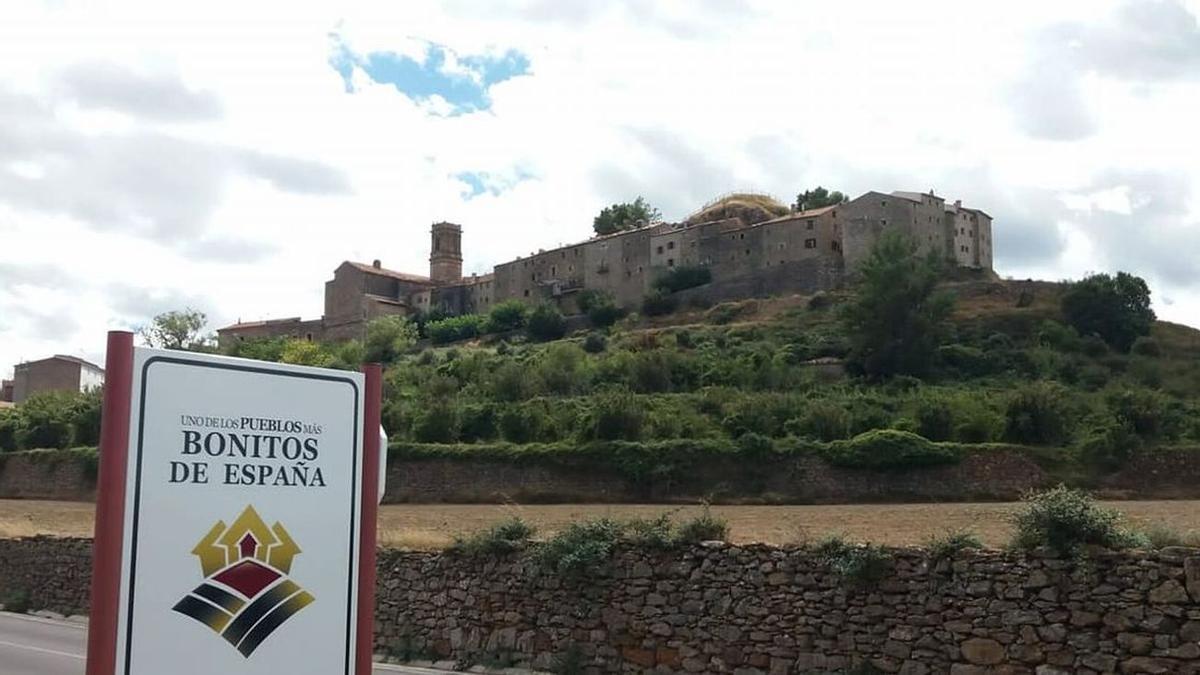 Panorámica de Culla tomada desde Sant Roc, al lado de la señal que acredita que es uno de los pueblos bonitos de España