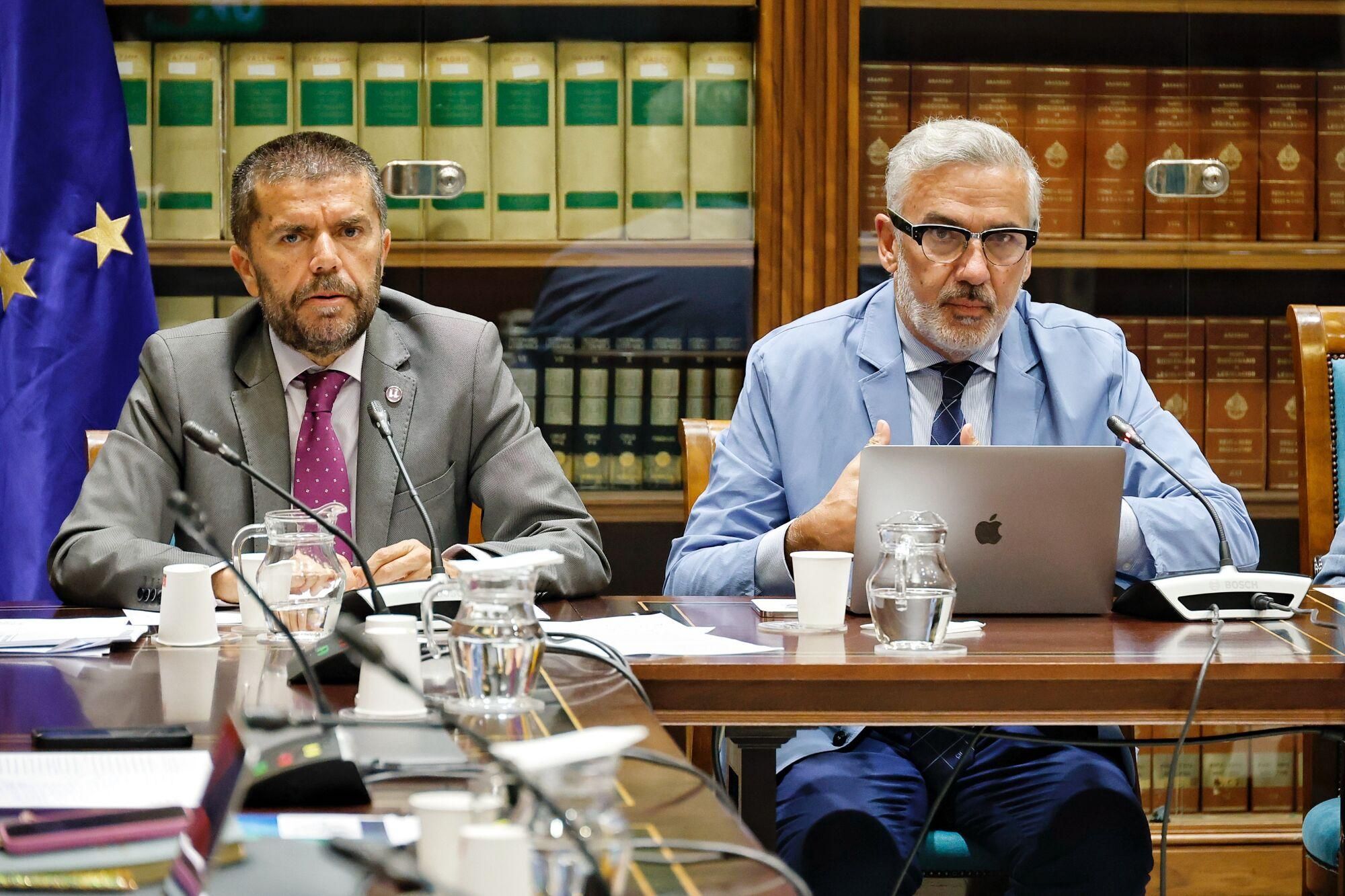 Los rectores canarios comparecen en el Parlamento regional para valorar la ley de ciencia.