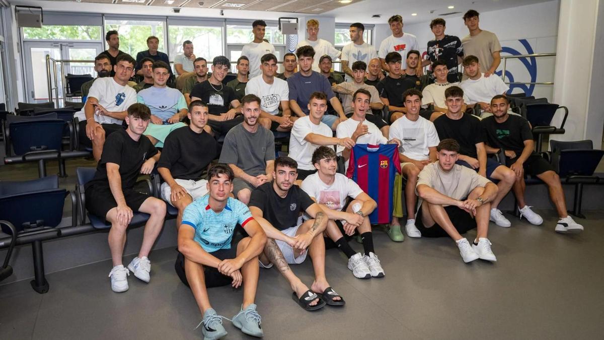 Àlex Roca ha recibido una camiseta por parte de la plantilla del Barça Atlètic