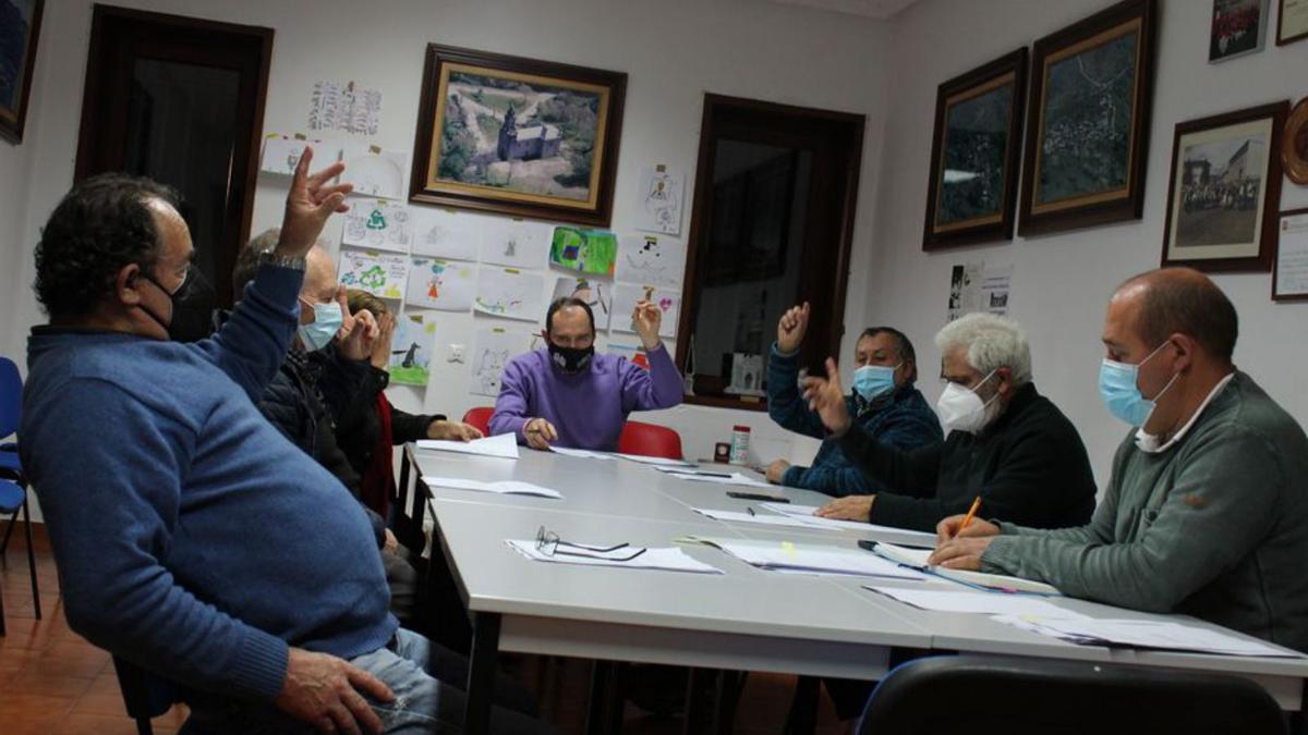 La votación en el pleno de Lubián. | A. S.