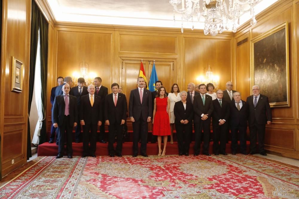 Los Reyes reciben los premiados con las Medallas de Oro de Asturias