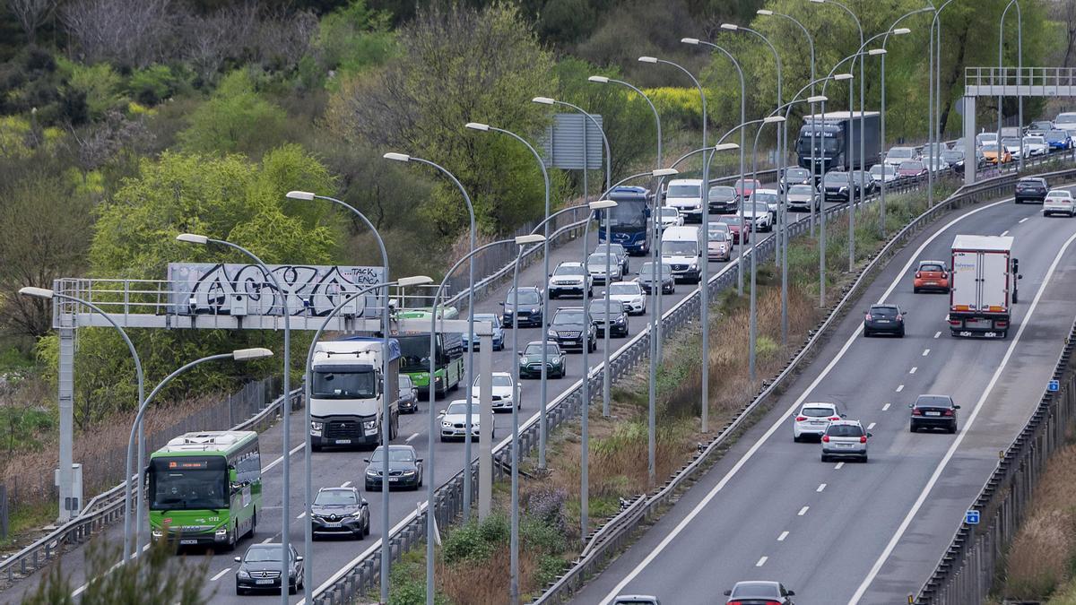 Tráfico en la autovía A-3 durante la segunda fase de la operación salida por Semana Santa, a 27 de marzo de 2024, en Madrid (España).