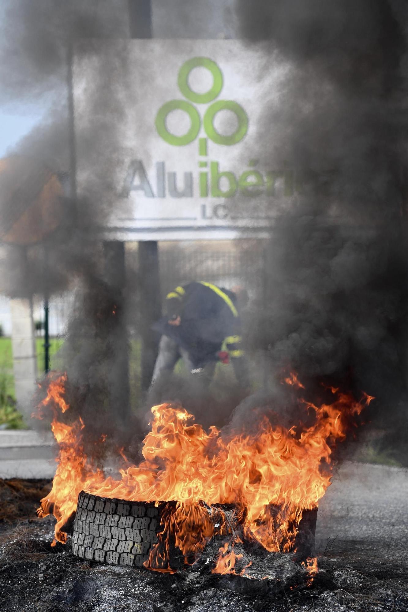 Protestas de los trabajadores de Alu Ibérica en la entrada de la factoría