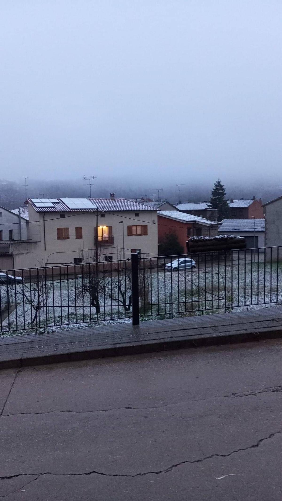 Primera nevada de l'hivern a l'Estany