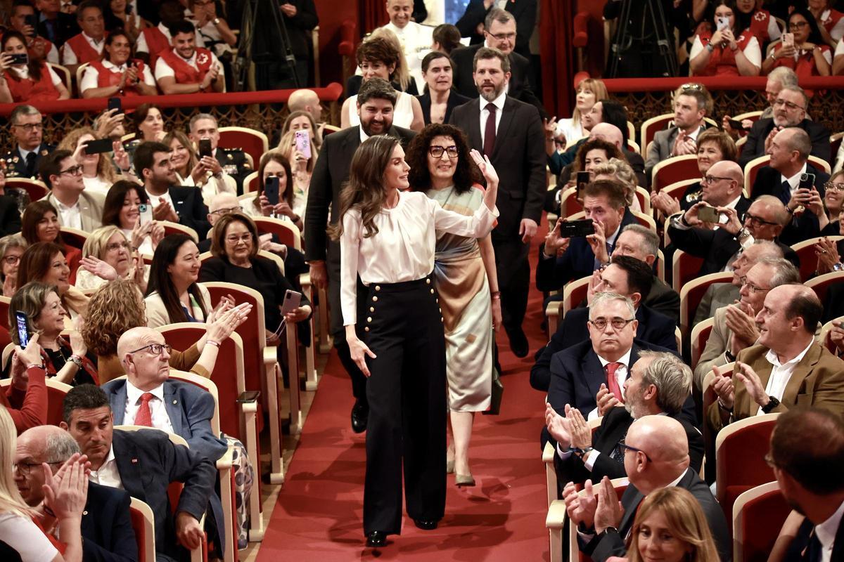 La reina Letizia, a su entrada al Teatro Romea de Murcia