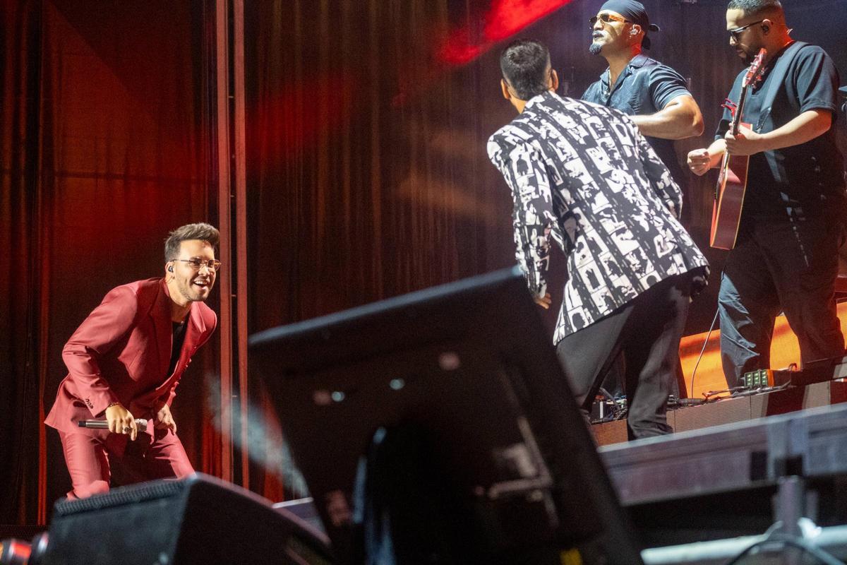 Prince Royce y Romeo Santos en pleno espectáculo