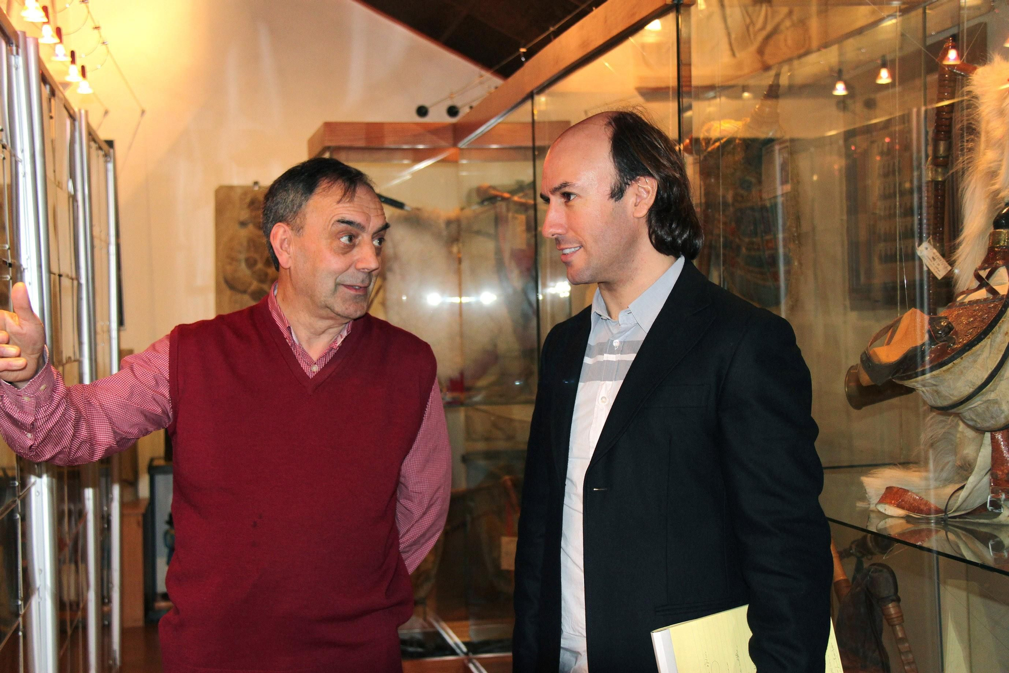 Carlos Núñez, durante una visita al museo de las cornamusas. // IÑAKI OSORIO