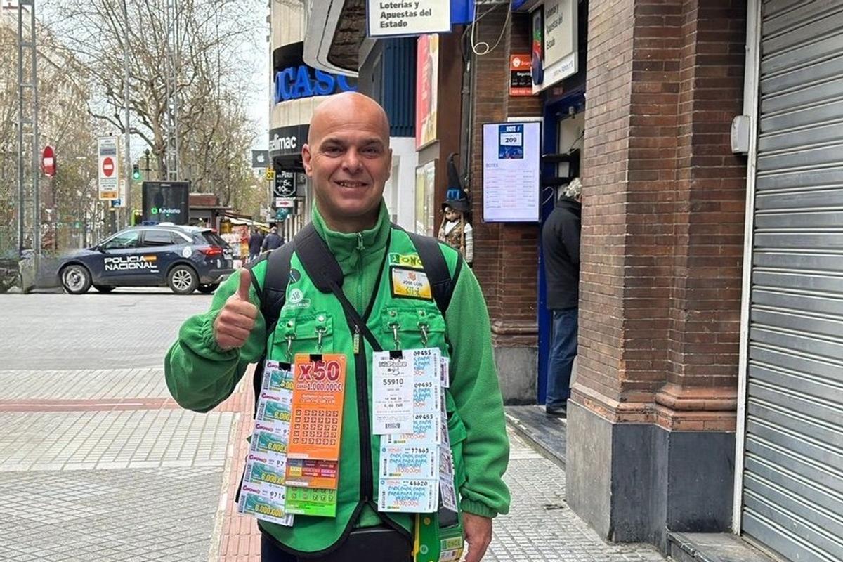 El encargado de repartir la suerte ha sido José Luis Tirado, vendedor de la ONCE desde hace apenas cinco meses.