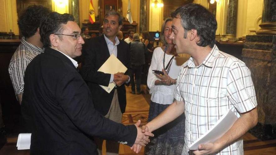 Ediles de Marea y del PSOE en una de las bancadas del salón de plenos del Palacio de María Pita.