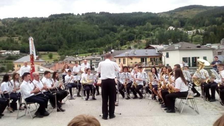 La Unión Musical de Benicull durante una actuación en Italia.