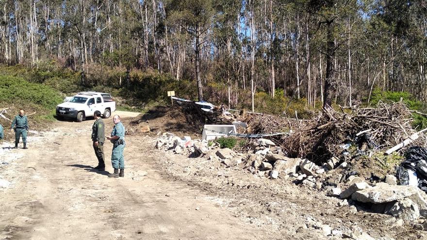 Denunciadas una empresa de excavaciones y una ganadería por presunto vertido de residuos en Santa Comba