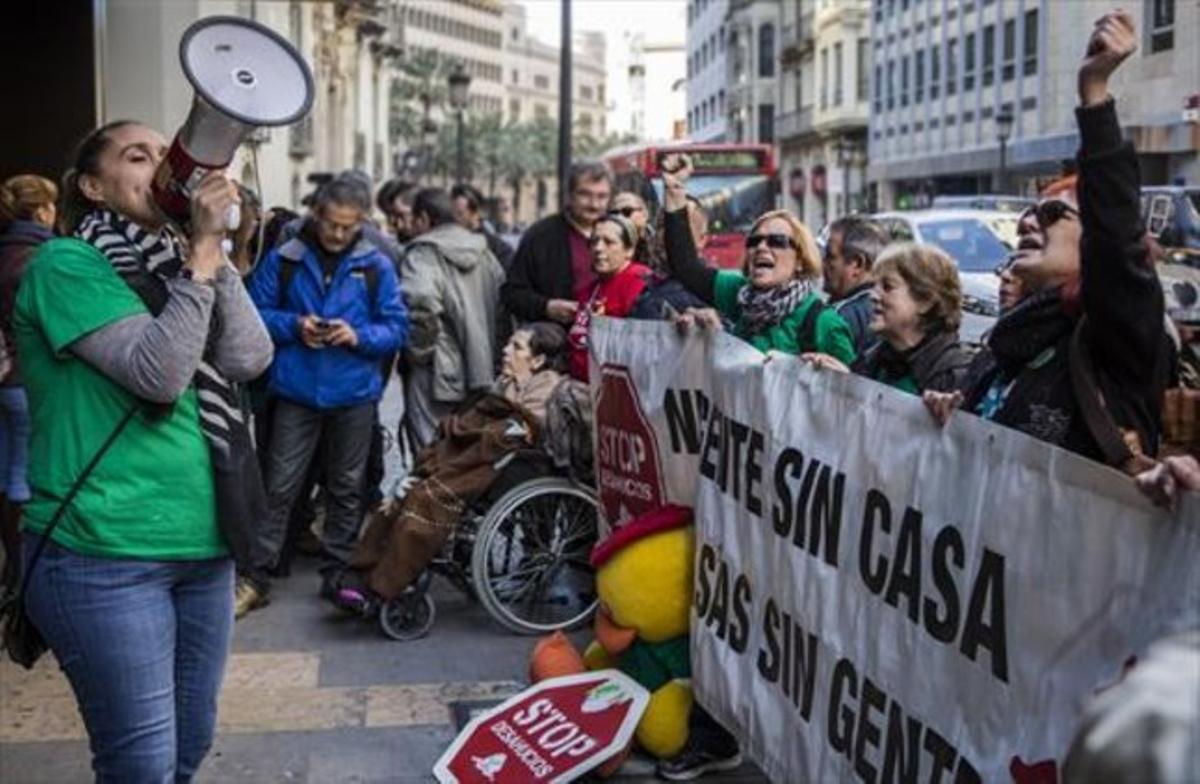 Manifestació de la Plataforma d’Afectats per la Hipoteca contra Bankia, ahir a València. Manifestació de la Plataforma d’Afectats per la Hipoteca contra Bankia, ahir a València.