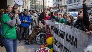 Manifestació de la Plataforma d’Afectats per la Hipoteca contra Bankia, ahir a València.