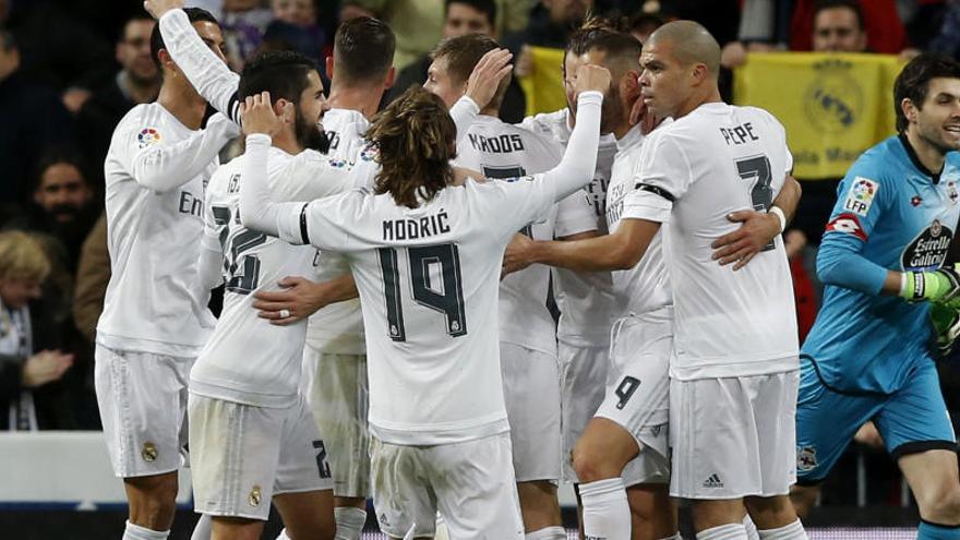 Los jugadores del Real Madrid celebran un gol ante el Depor.