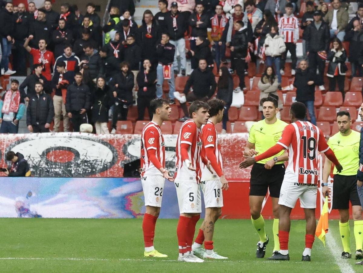 Muresan Muresan, rodeado de jugadores del Sporting.