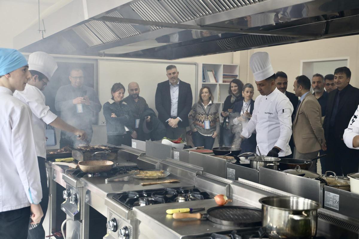 El alcalde de Cullera, junto a socios europeos en una cocina.