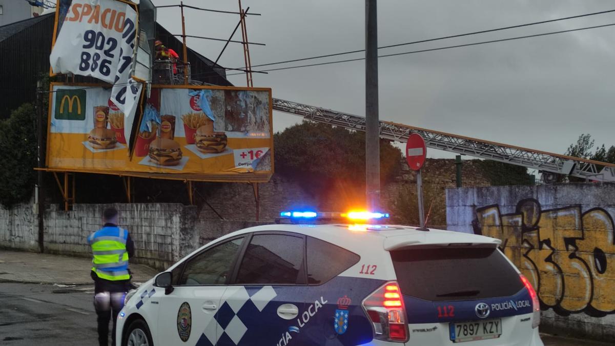 La Policía Local evita la circulación por las proximidades de una valla destrozada por el viento en Carril