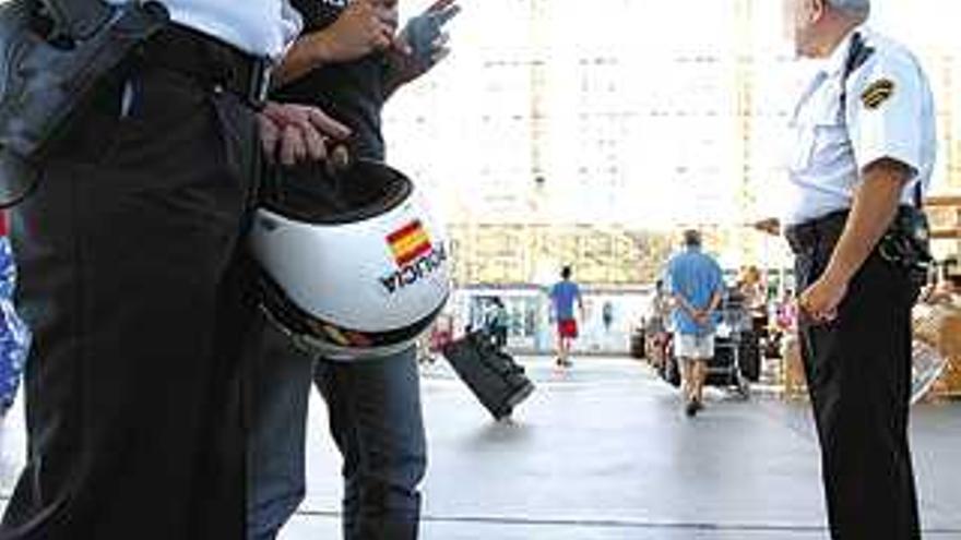 Policía. Agentes en la estación de trenes. G. Torres