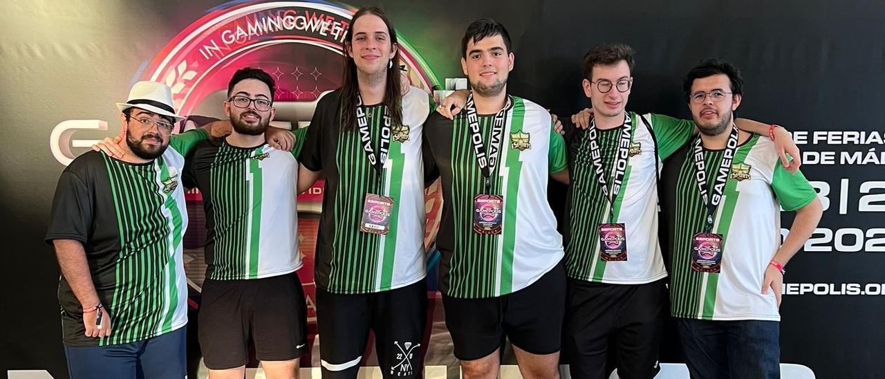 De izquierda a derecha: Yutto, Sambrotta, Baku, Guancho, Regi y Erlo, plantilla y staff del Córdoba eSports en Gamepolis.