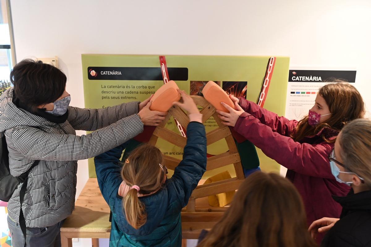 Un grupo de visitantes, a punto de coronar un arco de catenaria, la estructura con la que Gaudí sustentó parte de su fama eterna.