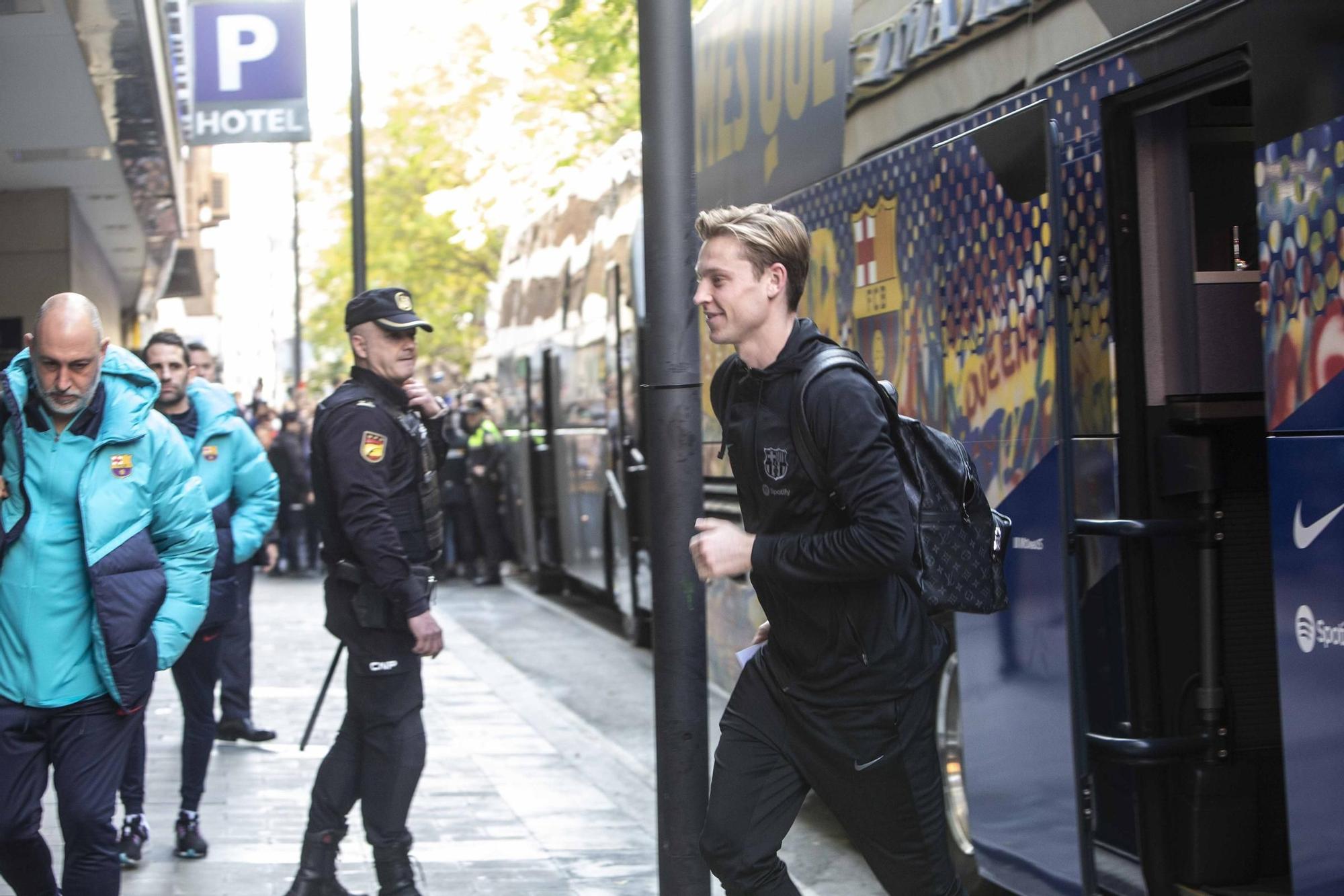 Gran expectación en Alicante por la llegada del Barça