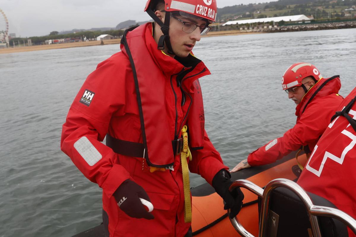 El control de la calidad de las aguas del mar de Gijón, en imágenes