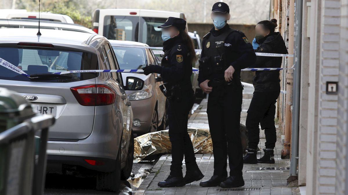 Tres agentes acordonan la zona y custodian el cuerpo de la víctima hasta la llegada de la autoridad judicial. GABRIEL UTIEL BLANCO