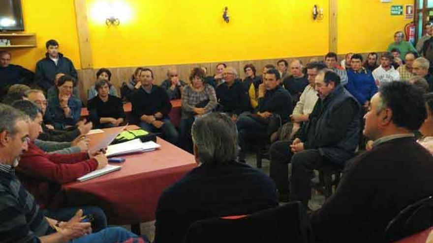 Ganaderos sayagueses reunidos en Torrefrades para analizar los problemas del lobo.