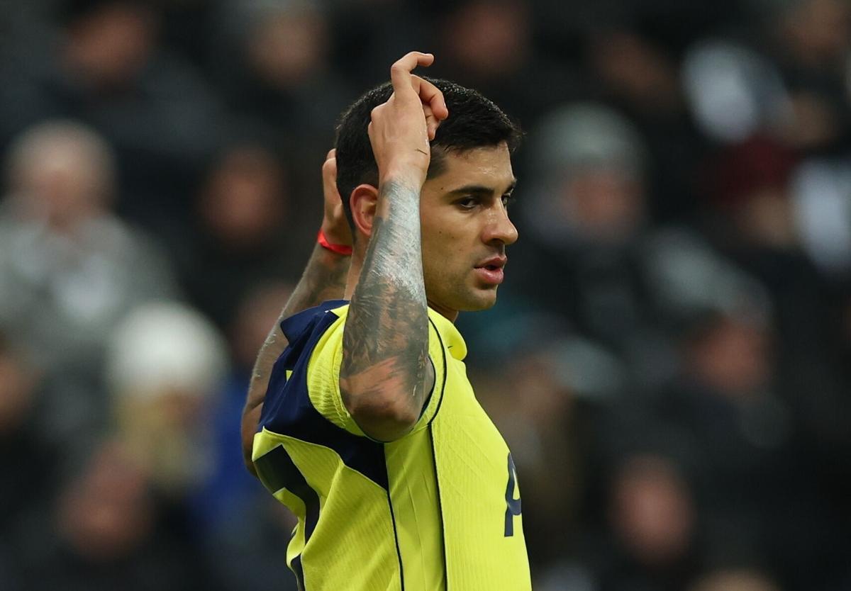 El jugador argentino Cristian Romero, del Tottenha,m celebra el 1-1 durante el partido de la Premier League que han jugado Newcastle United y Tottenham Hotspur en Newcastle, Reino Unido. EFE/EPA/ADAM VAUGHAN .