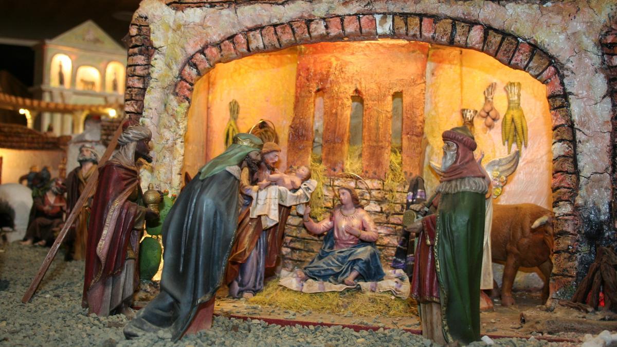 La Sagrada Familia, con San José portando en sus brazos al Niño Jesús, mientras los Reyes Magos se acercan para adorarlo y traerle oro, incienso y mirra, en el Belén de la Casa del Paso Blanco.
