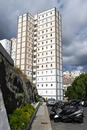 28-04-20  LAS PALMAS DE GRAN CANARIA. BARRIO DE TRES PALMAS. LAS PALMAS DE GRAN CANARIA. Humedades en uno de los Bloque del barrio de Tres Palmas por la rotura de una tubería y que esta afectando a varias viviendas.  Fotos: Juan Castro.  | 28/04/2020 | Fotógrafo: Juan Carlos Castro