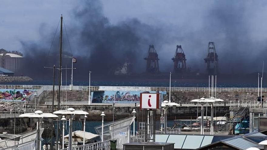 El Puerto de El Musel planteará almacenar el carbón  en un único espacio para evitar nubes contaminantes