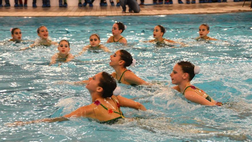 Ejercicios de natación en la piscina municipal de Cangas, “A Balea”. | // G.NÚÑEZ