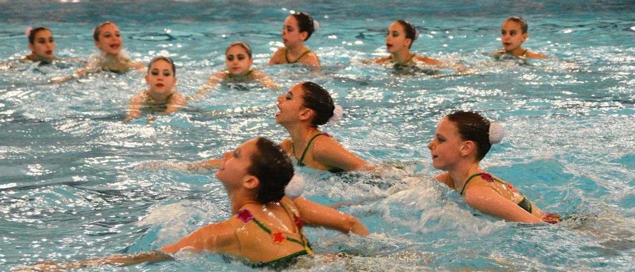 Ejercicios de natación en la piscina municipal de Cangas, “A Balea”.   | // G.NÚÑEZ