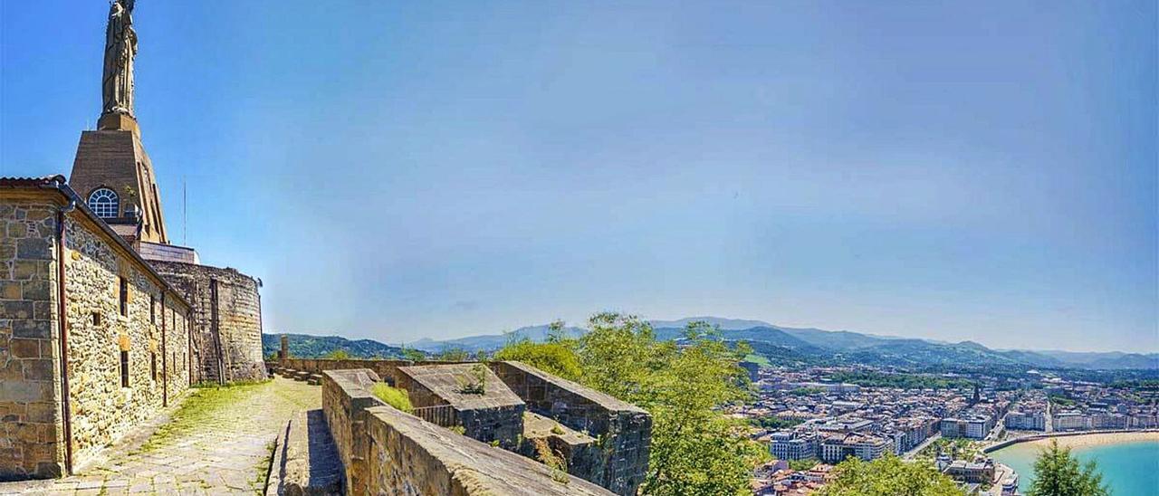 El castillo de la Mota, en el monte Urgull de San Sebastián, con la ciudad a sus pies.