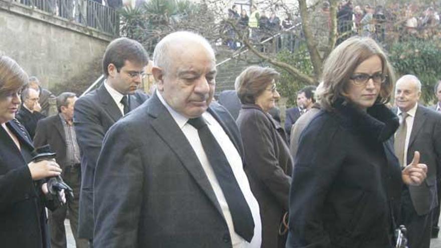 En primer término, Santiago Víctor García Baliña hace justo un año en el funeral de su hermano.