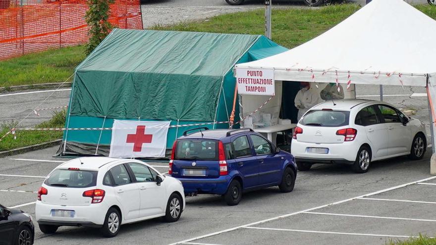 Fila de coches en un hospital cercano a Turín.