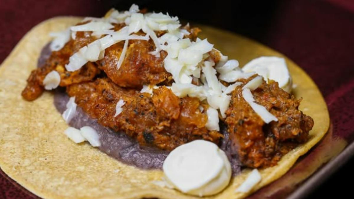 Los tacos de Tatemado resumen su cocina: brasa, producto, equilibrio y mucho arraigo mexicano.