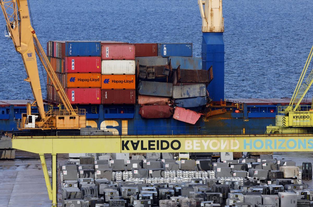 Llega a Vigo un buque mercante con un espectacular corrimiento de carga causado por el fuerte oleaje