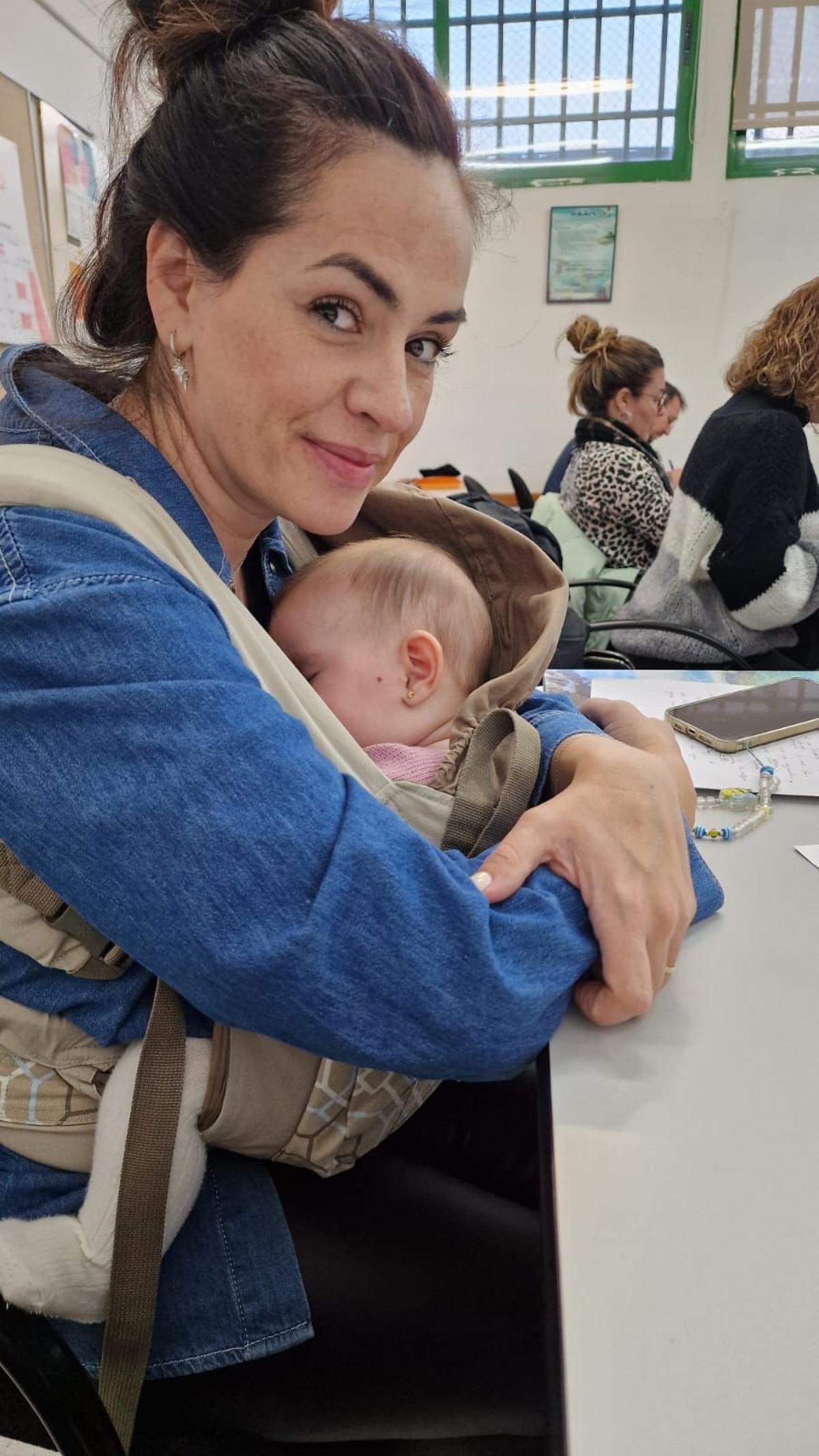 Anabela con su hija Victoria profundamente dormida en clase.