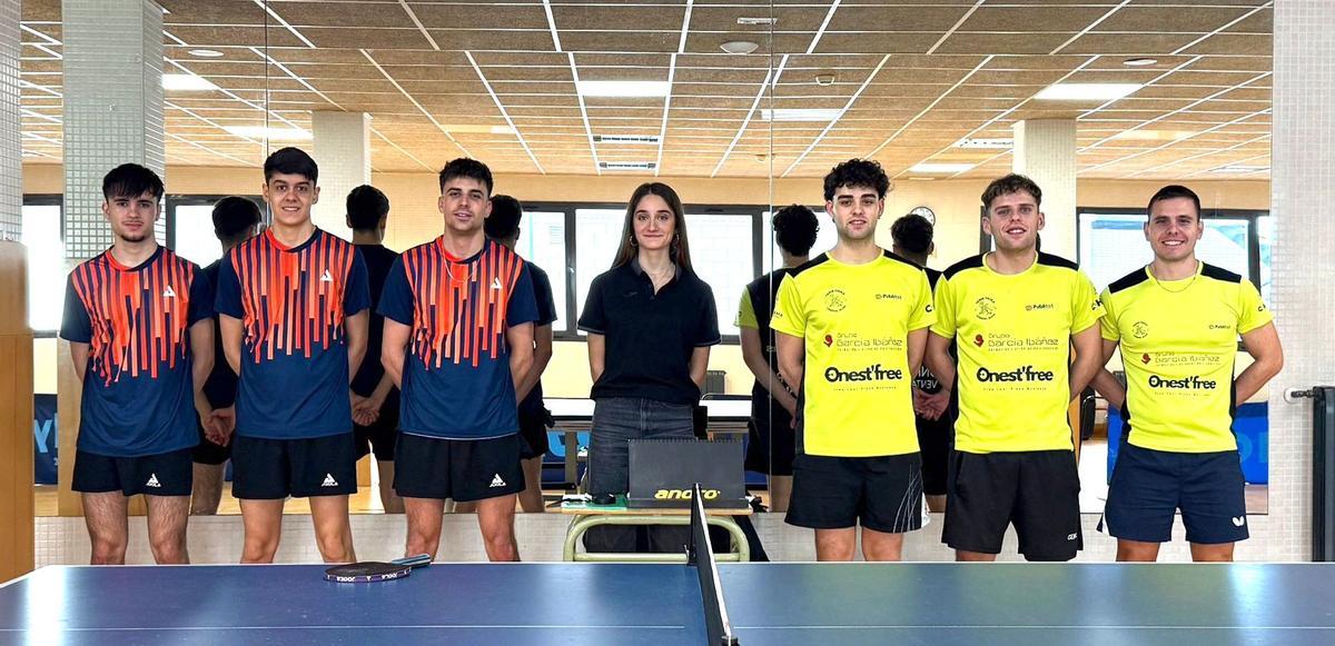 El equipo olivense de 1ª Nacional, a la derecha, con uno de sus rivales zaragozanos