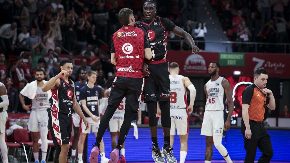 Joaquín Rodríguez y Bango celebran chocando el triunfo ante el Baskonia.