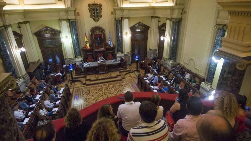 Vista del salón de plenos del Ayuntamiento desde la grada del público.