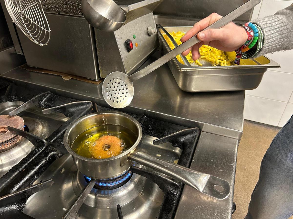 EN IMÁGENES: El restaurante Feudo Real de Grado presenta su trampantojo de donut para el certamen de Afuega'l Pitu