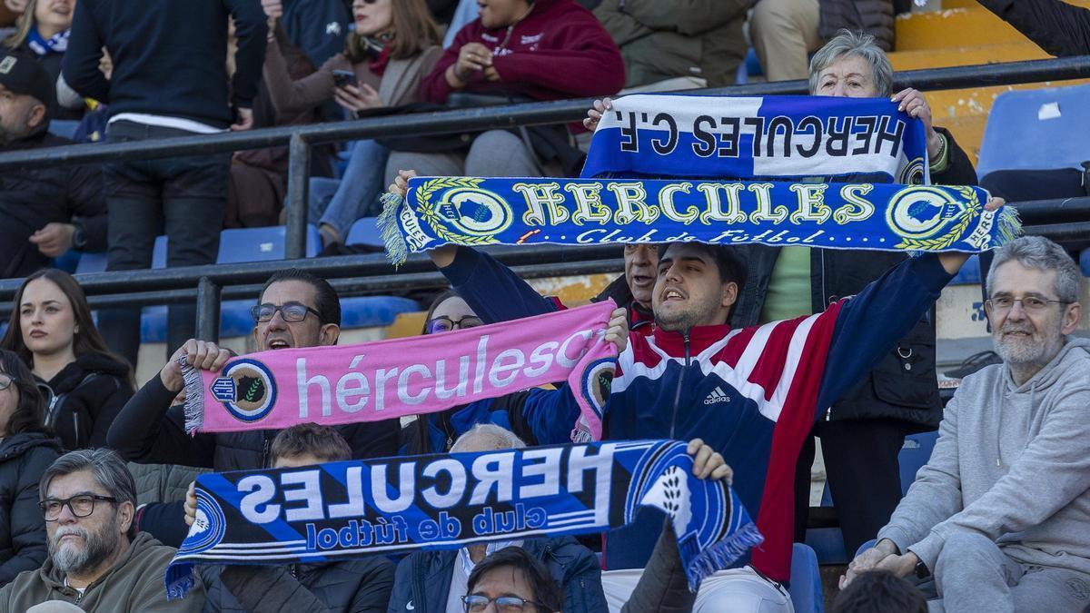 Hinchas del Hércules muestran sus bufandas antes del comienzo de un partido en Alicante.