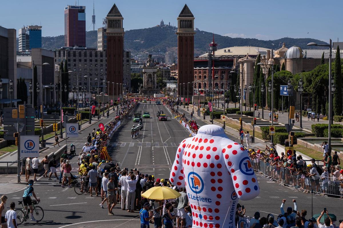 El Tour de Francia, a su paso por Maria Cristina en la primera etapa en Barcelona