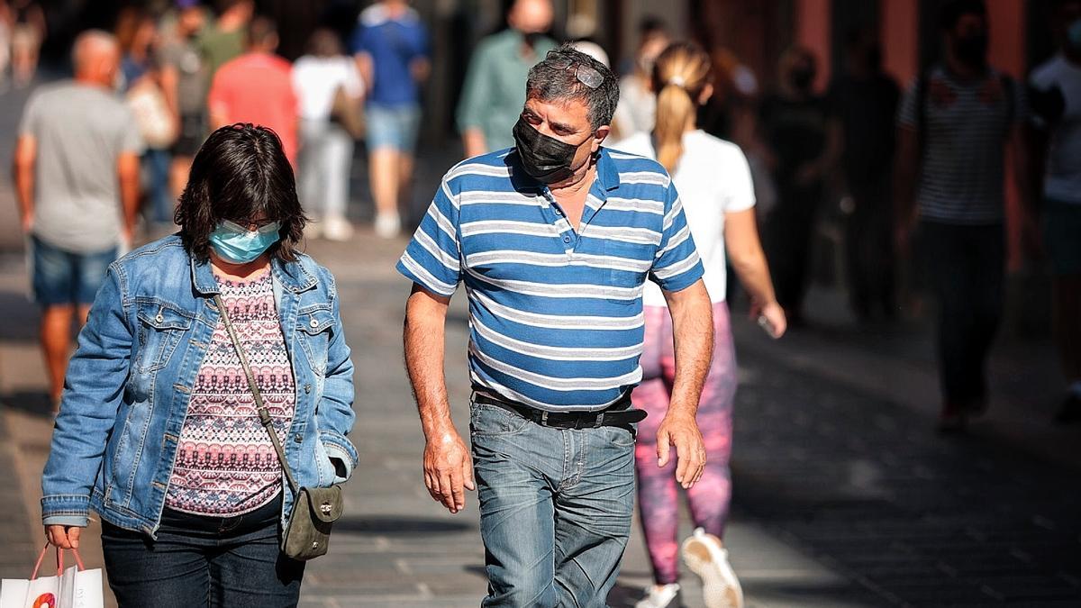 Colas para vacunarse contra el coronavirus en Santa Cruz de Tenerife